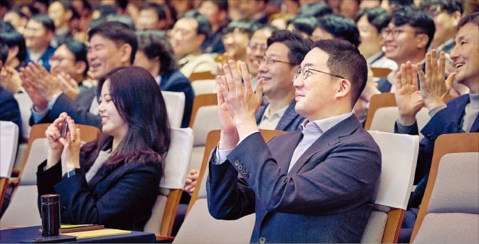 구광모 LG그룹 회장이 지난 9일 경기 이천 LG인화원에서 열린 LG어워즈에서 수상자들을 향해 박수를 치고 있다. /LG 제공