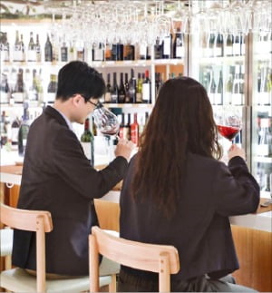 현대토토사이트 롤링 글라스 와인바. /현대토토사이트 롤링 제공