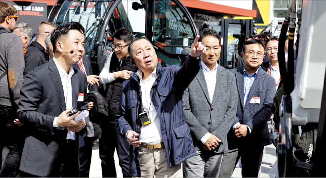 박정원 두산그룹 회장(왼쪽 두 번째)이 독일 건설기계 전시회 ‘바우마 2025’에 마련된 두산밥캣 부스를 살펴보고 있다.  두산밥캣 제공