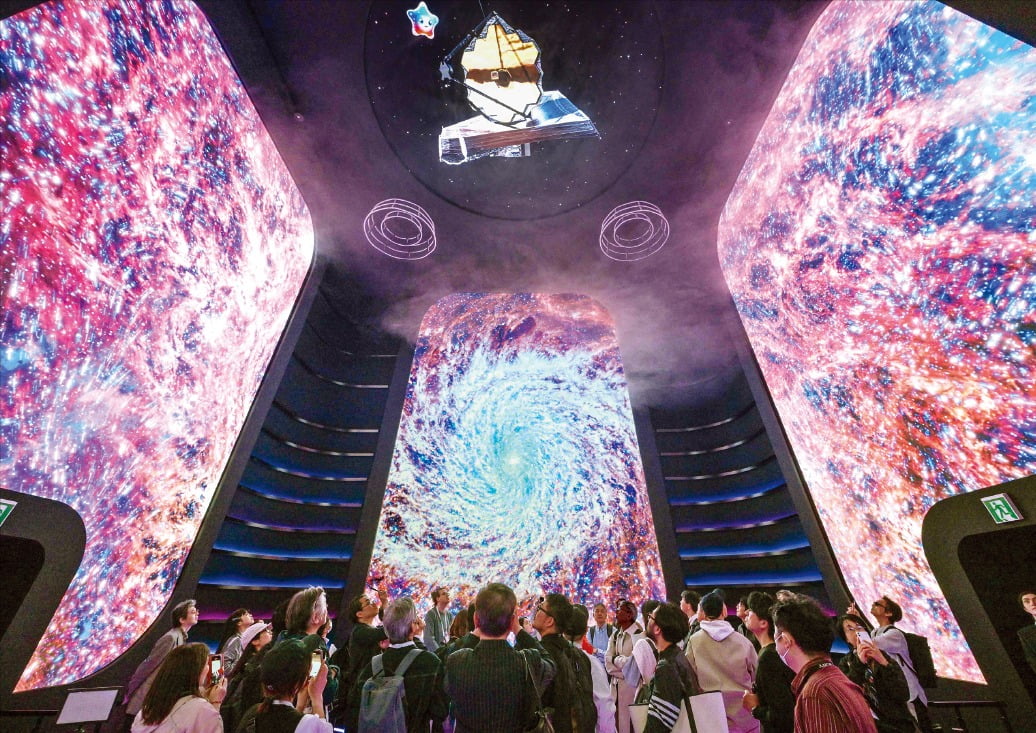 (1) '오사카·간사이 엑스포' 미국관에서는 항공우주국(NASA)의 로켓 발사 현장을 재현해 인기를 끌었다.  AFP연합뉴스
