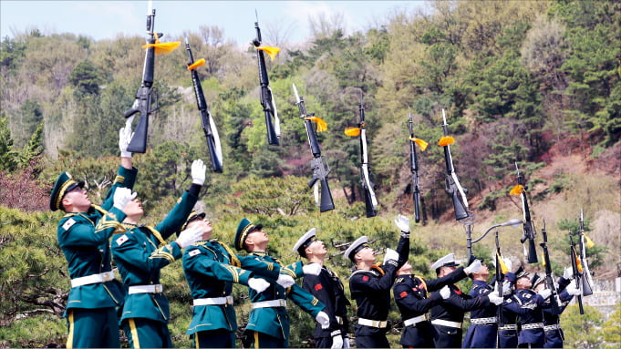 [포토] 현충원 '軍 의장행사'