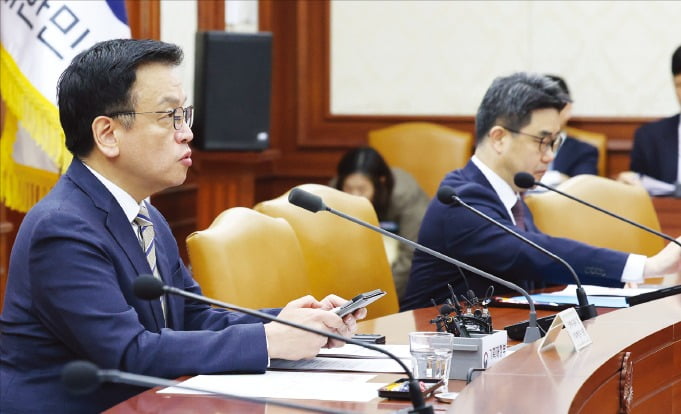 < 추경 발표하는 최상목 > 최상목 부총리 겸 기획재정부 장관(왼쪽)이 15일 ﻿12조원 규모 필수 추가경정예산안을 발표하고 있다. /뉴스1