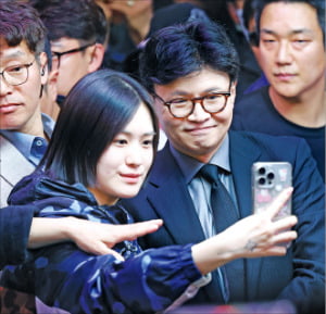 대구 지하철 중앙로역에서 지지자와 기념 촬영을 하고 있는 한동훈 전 국민의힘 대표.  뉴스1