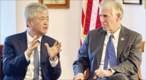 이인호 한국무역협회 ﻿부회장(왼쪽)과 돈 바이어 미국 하원의원(민주당﻿)이 지난 15일 ﻿워싱턴DC에서 ﻿통상 현안을 논의하고 있다.  한국무역협회 제공