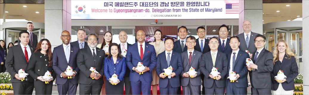 17일 경상남도를 공식 방문한 미국 메릴랜드주 대표단과 도청 직원들이 기념촬영을 하고 있다.  경상남도 제공
