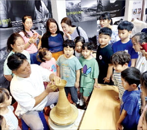 외고산 옹기마을의 허진규 옹기장인이 어린이들에게 옹기 제작 과정을 보여주고 있다.  울산시 제공