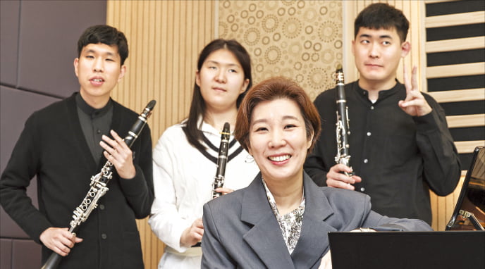 강자연 가온 솔로이스츠 대표(맨 앞)와 클라리넷 연주자 한만재(뒷줄 왼쪽부터)·강태유·곽도형 씨가 지난 18일 서울 서초동 로데아트센터 연습실에 모여 합을 맞춰보고 있다. ﻿  임형택 기자