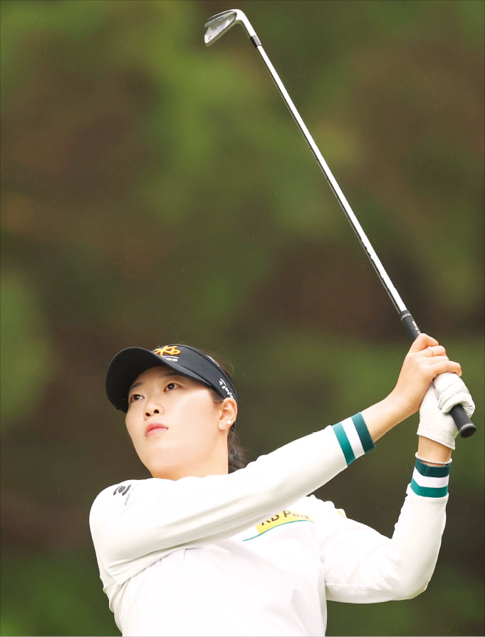 방신실이 20일 경남 김해 가야CC에서 열린 한국여자프로골프(KLPGA)투어 넥센·세인트나인 마스터즈 최종 3라운드 2번홀에서 아이언으로 티샷을 하고 있다.  KLPGA 제공