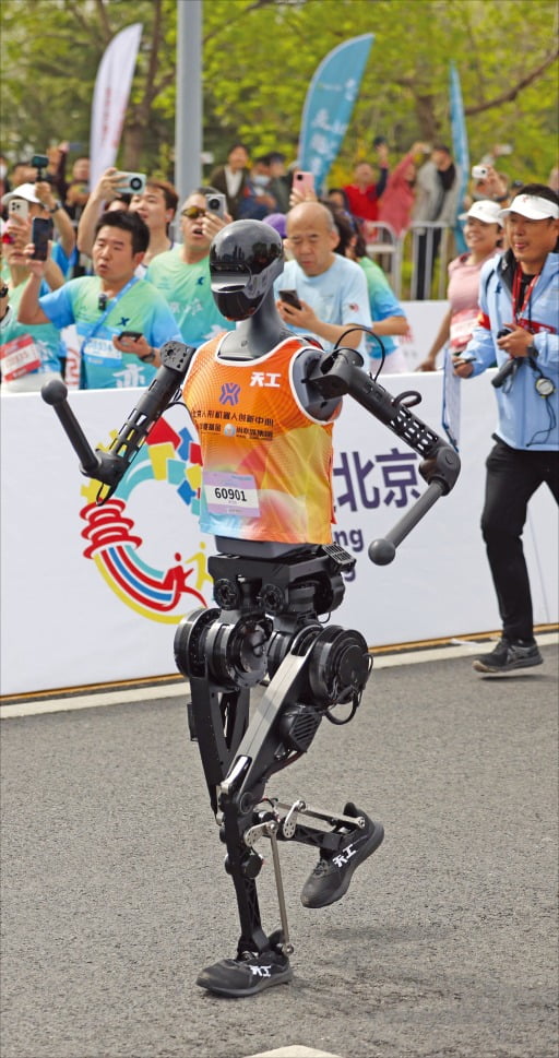 [포토] 사람처럼…中 휴머노이드 21km 달렸다 