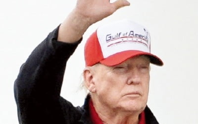 [포토] 트럼프, MAGA 모자 대신 오늘은 '걸프 오브 아메리카'