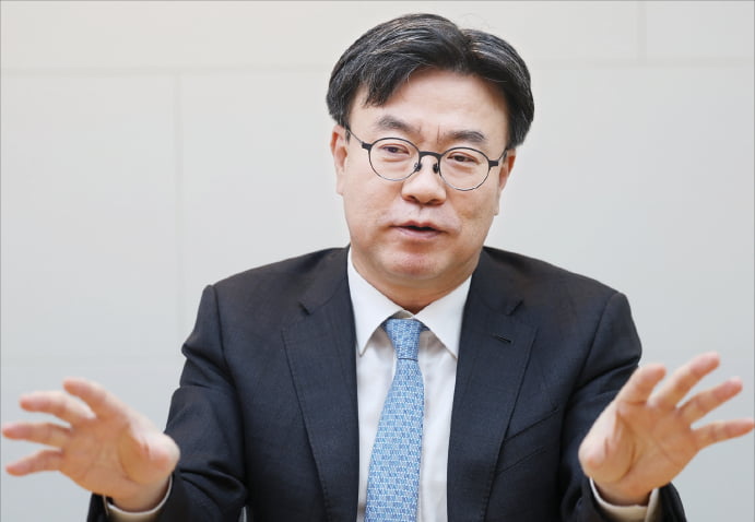 김상곤 법무법인 광장 대표변호사는 22일 한국경제신문과의 인터뷰에서 “아웃바운드 딜 시장을 주도하는 기업 고객과의 우호적 관계를 바탕으로 성장을 지속하는 한 해를 만들겠다”고 밝혔다.  이솔 기자