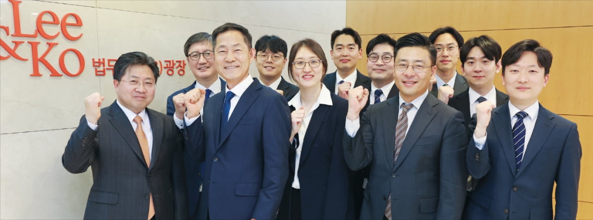 광장 환경형사팀 소속 유동호 설동근 변호사(왼쪽부터), 이윤섭 고문, 박세경 김상민 권태안 이주현 김균해 김광표 송승훈 김민석 변호사.  이솔 기자