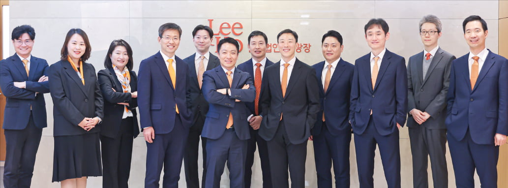 광장 경영권분쟁팀 소속 김유석(왼쪽부터) 김은아 윤미영 변호사, 문호준 대표변호사, 김상우 정다주 장준아 이세중 홍형근 윤용준 김경천 권구범 변호사.  광장 제공