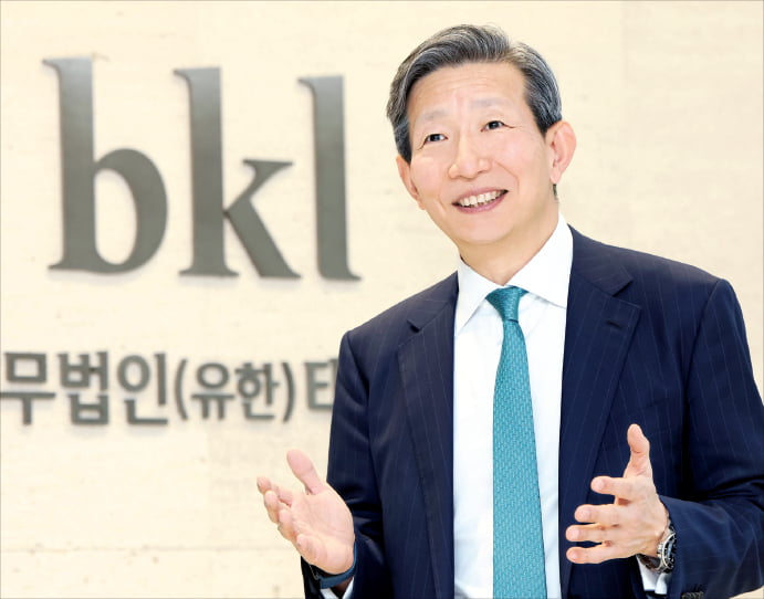이준기 법무법인 태평양 대표변호사는 22일 한국경제신문과의 인터뷰에서 “전문조직 강화로 고객 중심의 의사결정 구조를 확립하고, 통찰을 제공하는 로펌이 되겠다”고 밝혔다.  김범준 기자
