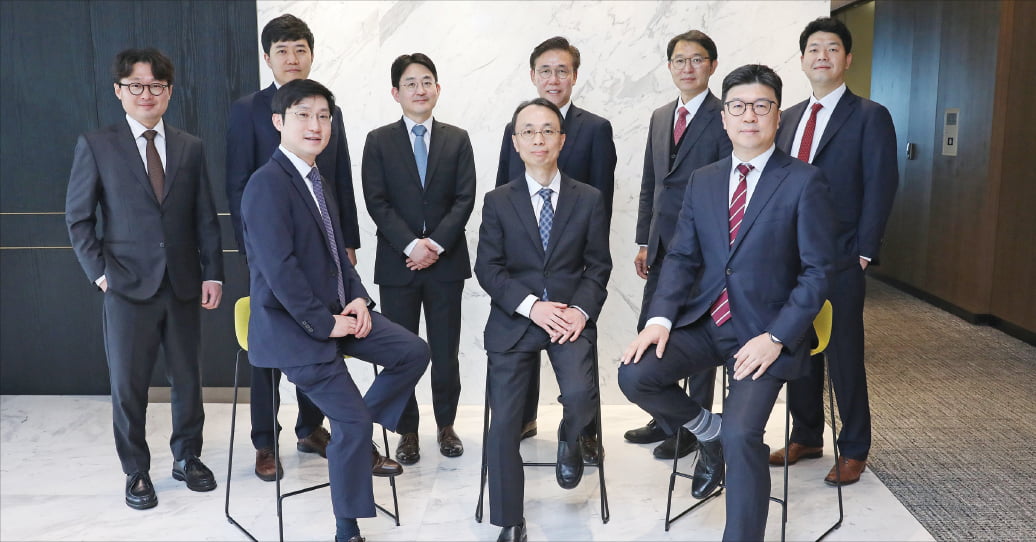 율촌 기업결합규제대응팀 소속 김건웅(앞줄 왼쪽부터) 황윤환 김규현 변호사. 뒷줄 왼쪽부터 정필문 전문위원, 이우열 류송 변호사, 정세훈 외국변호사, 윤정근 이충민 변호사.  율촌 제공
