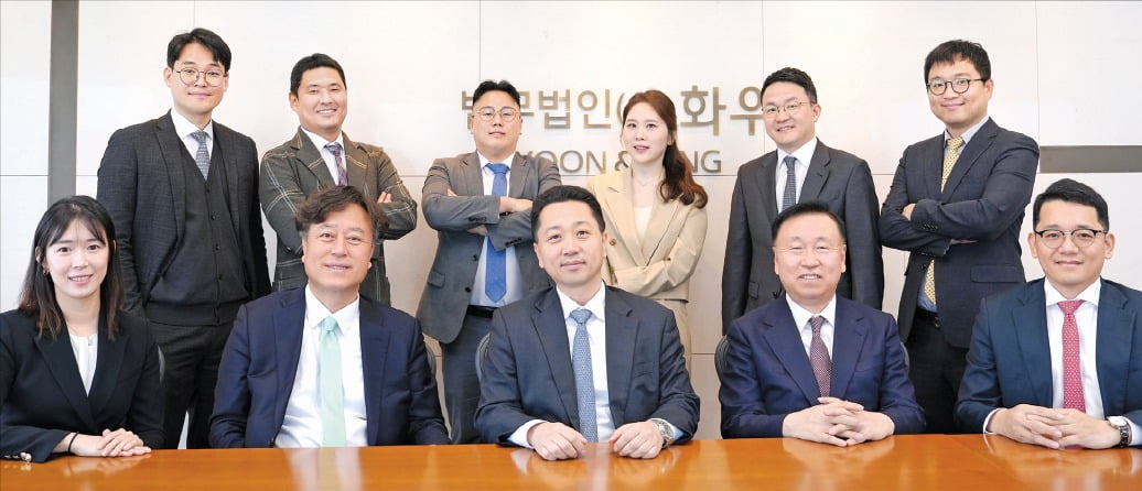 화우 대체투자PG 소속 곽지원 선임외국변호사(앞줄 왼쪽부터), 박장호 고문, 박영우 파트너변호사, 윤영호 고문, 조재륜 파트너변호사. 뒷줄 왼쪽부터 신창욱 사공대 파트너변호사, 박다윗 김정현 선임외국변호사, 최은철 김창훈 파트너변호사. /화우 제공