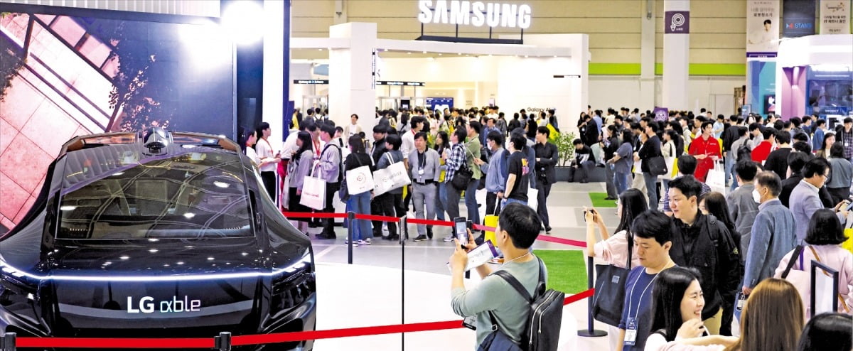 지난해 4월 서울 삼성동 코엑스에서 열린 ‘2024 월드IT쇼’에서 관람들이 LG전자 부스에 전시된 컨셉트카 ‘알파블’을 살펴보고 있다. /한경DB