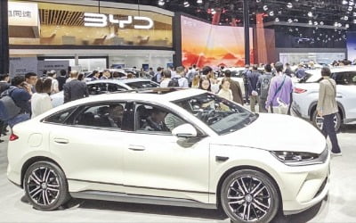 美 보란 듯…中, 상하이서 신차 60종 쏟아내며 '車력시위'