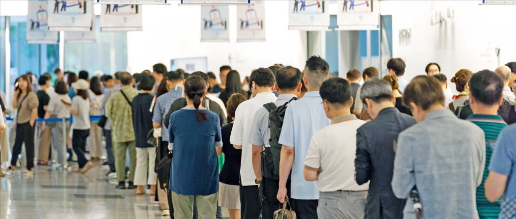 지난해 7월 22일 서울 동대문디자인플라자(DDP)에서 열린 서울 웹툰사이트 토토사이트 일자리박람회에 참여하기 위해 구직자들이 길게 줄을 서서 차례를 기다리고 있다. /서울시50플러스재단 제공