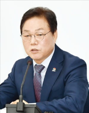 박완수 경남지사가 지난 21일 열린 기자간담회에서 ‘경제자유특별자치도 경남’ 구상에 관해 설명하고 있다. /경상남도 제공