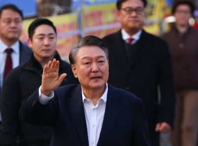 “주먹 불끈쥐고” 尹 한남동 관저 떠나...김여사는 안내려
