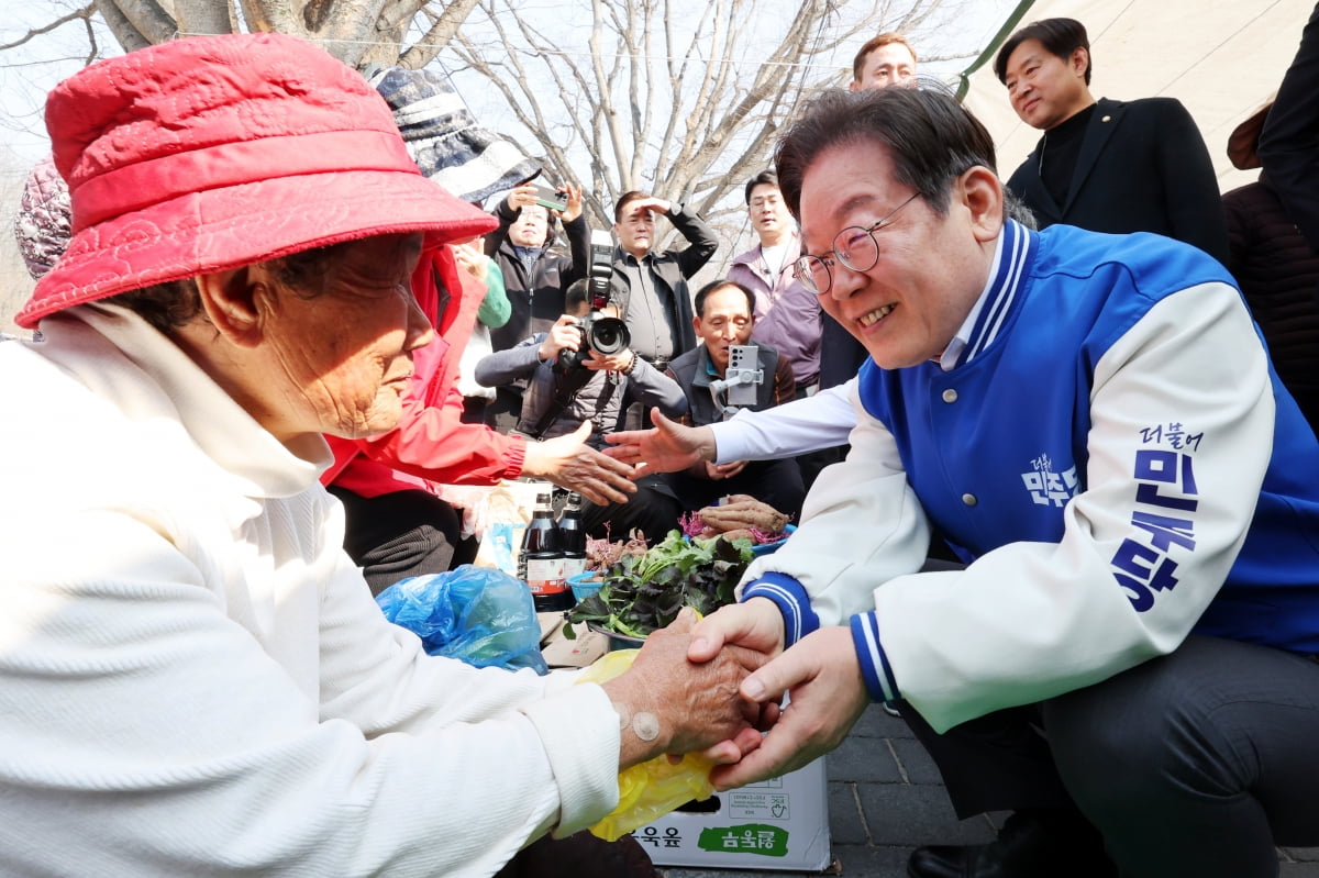 더불어민주당 이재명 대표가 3월 22일 오전 전남 담양시장에서 이재종 후보 지원 유세를 하면서 상인과 악수를 하고 있다. 사진=연합뉴스