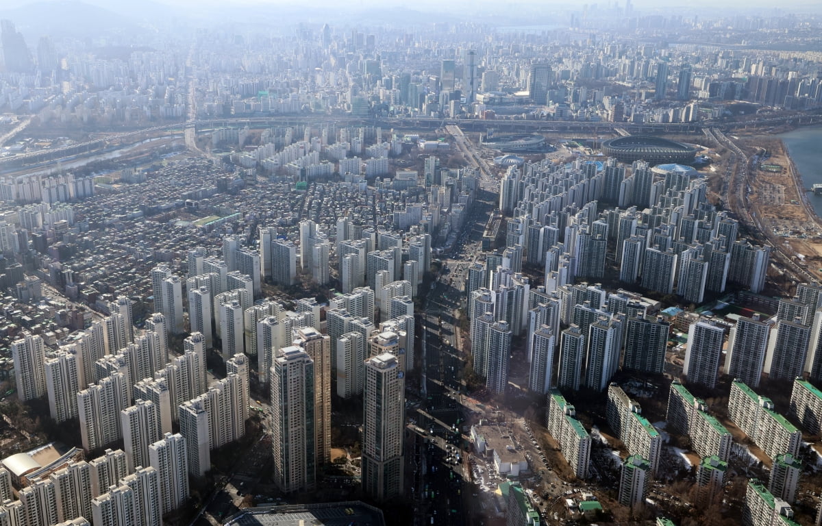 토지거래허가구역인 잠실동 엘스, 리센츠, 트리지움, 레이크팰리스 아파트를 내려다 본 모습. 사진= 최혁 한국경제신문 기자