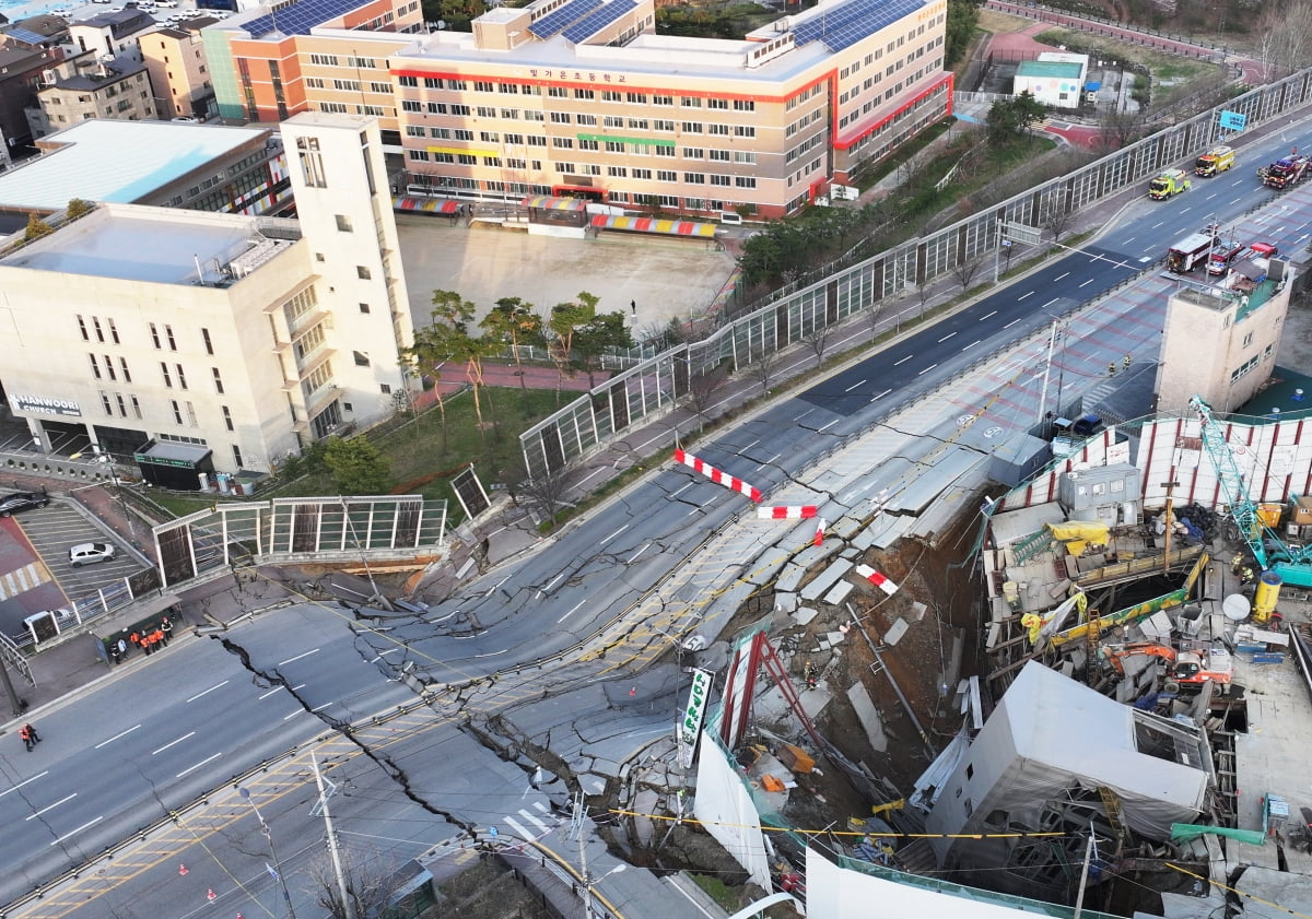 11일 오후 3시 17분께 광명 양지사거리 부근 신안산선 제5-2공구 현장에서 붕괴 사고가 발생했다. 사진=연합뉴스