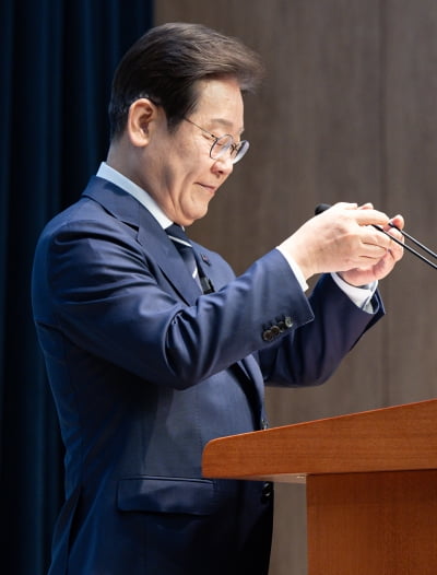이재명 48.8% VS 김문수 10.9%