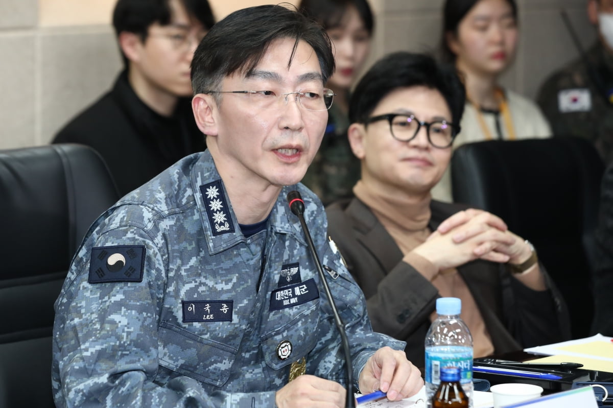 “조선반도는 입만 터는 문과놈들이 해먹는 나라” 이국종 교수, 군의관 강연서 작심 발언