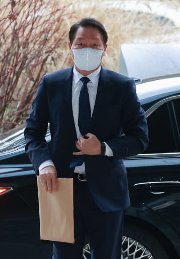 최태원 SK그룹 회장이 2021년 12월 15일 정부세종청사 공정거래위원회 심판정에서 열린 'SK실트론 사익편취 의혹' 사건 전원회의에 출석한 모습. 사진=연합뉴스