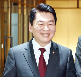 “문과X이 해먹는 나라' 발언에 安, 이과대통령으로 시대개혁 완수