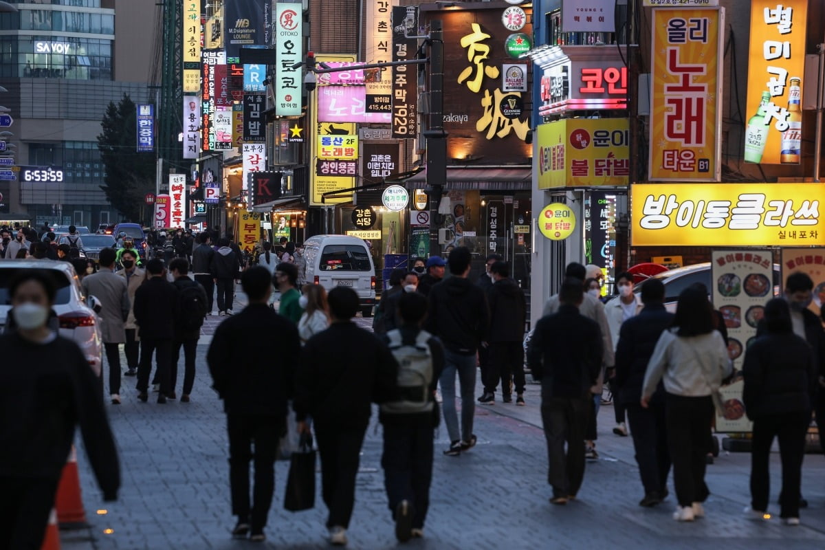 시민들로 붐비는 방이동 먹자골목. 사진=연합뉴스