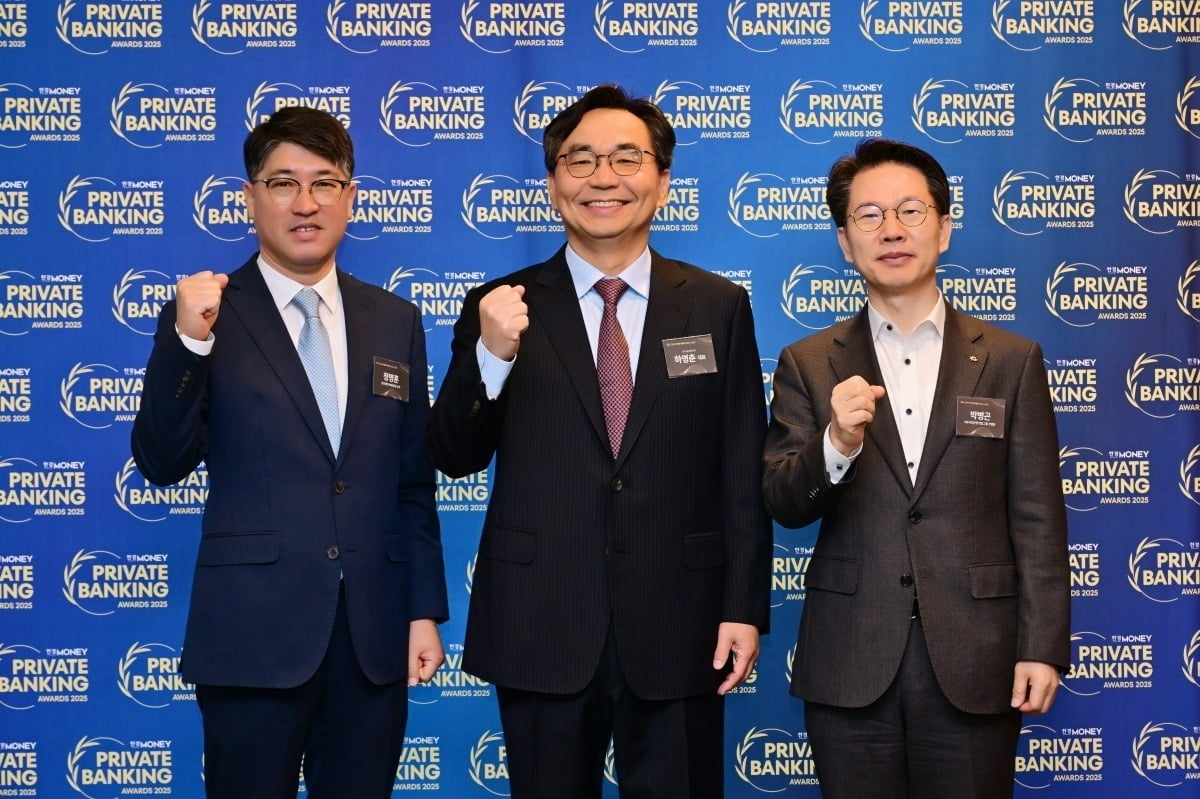 왼쪽부터 정명훈 삼성생명 WM팀장(상무), 하영춘 한국경제매거진 대표, 박병곤 KB국민은행 부행장이 시상식 전 기념 촬영을 하는 모습