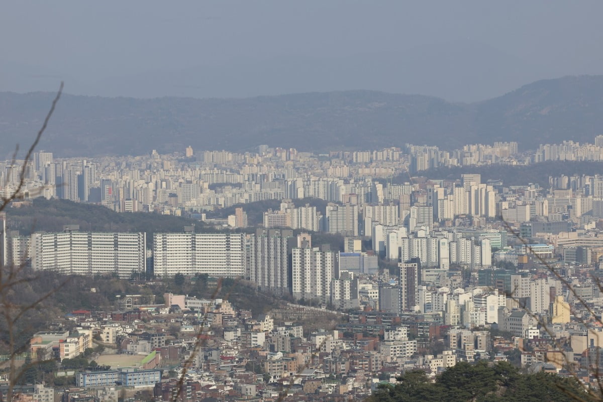 서울 북악산 청운대에서 바라본 아파트 단지. 사진=임형택 한국경제신문 기자