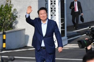 [속보] 윤 전 대통령 법정 도착…피고인석 앉은 모습 언론 공개
