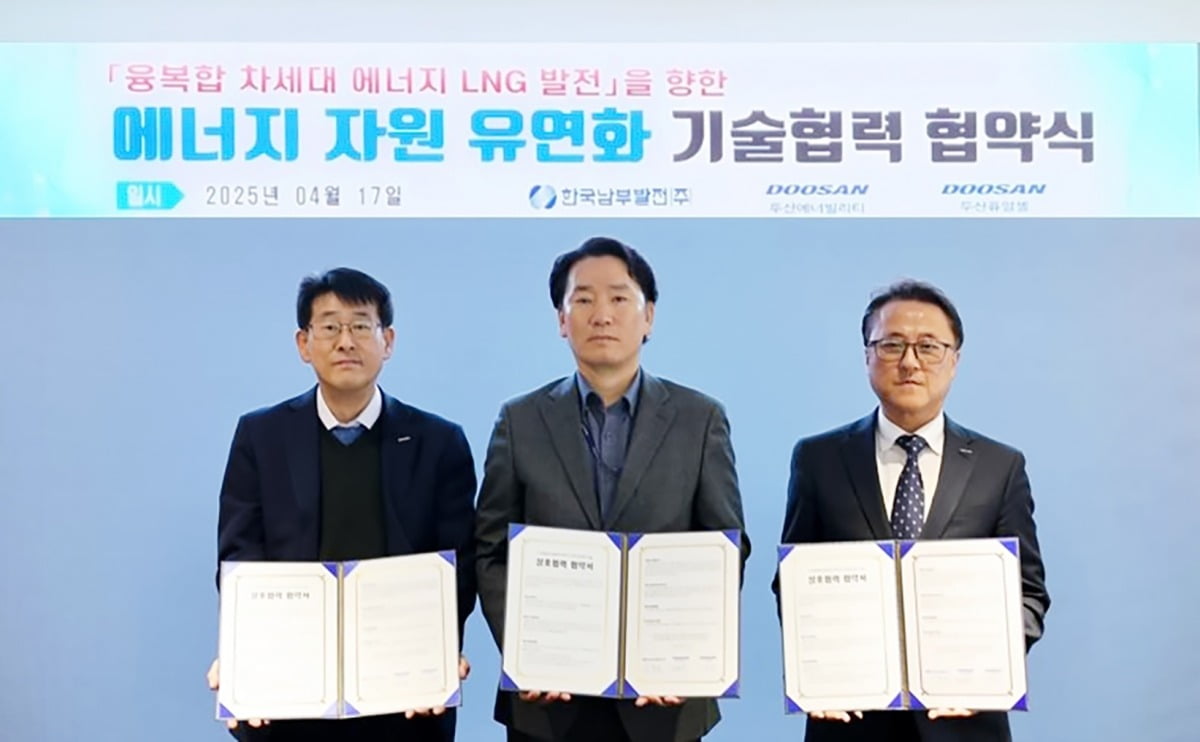  두산퓨얼셀 이승준 상무(왼쪽 셋째)가 한국남부발전 신춘호 본부장, 두산에너빌리티 김덕수 상무와 기념사진을 촬영하고 있다. 사진=두산퓨얼셀