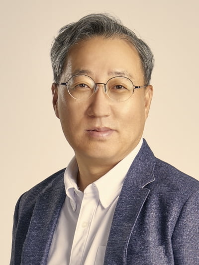 윤호영 카카오뱅크 대표, 금융 혁신 이끈 최장수 CEO…‘AI 네이티브 뱅크’ 도약 [2025 파워금융인30]