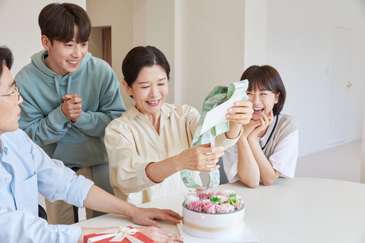 불경기에 지출 많은 5월, '어버이날' 적정 용돈 금액은?