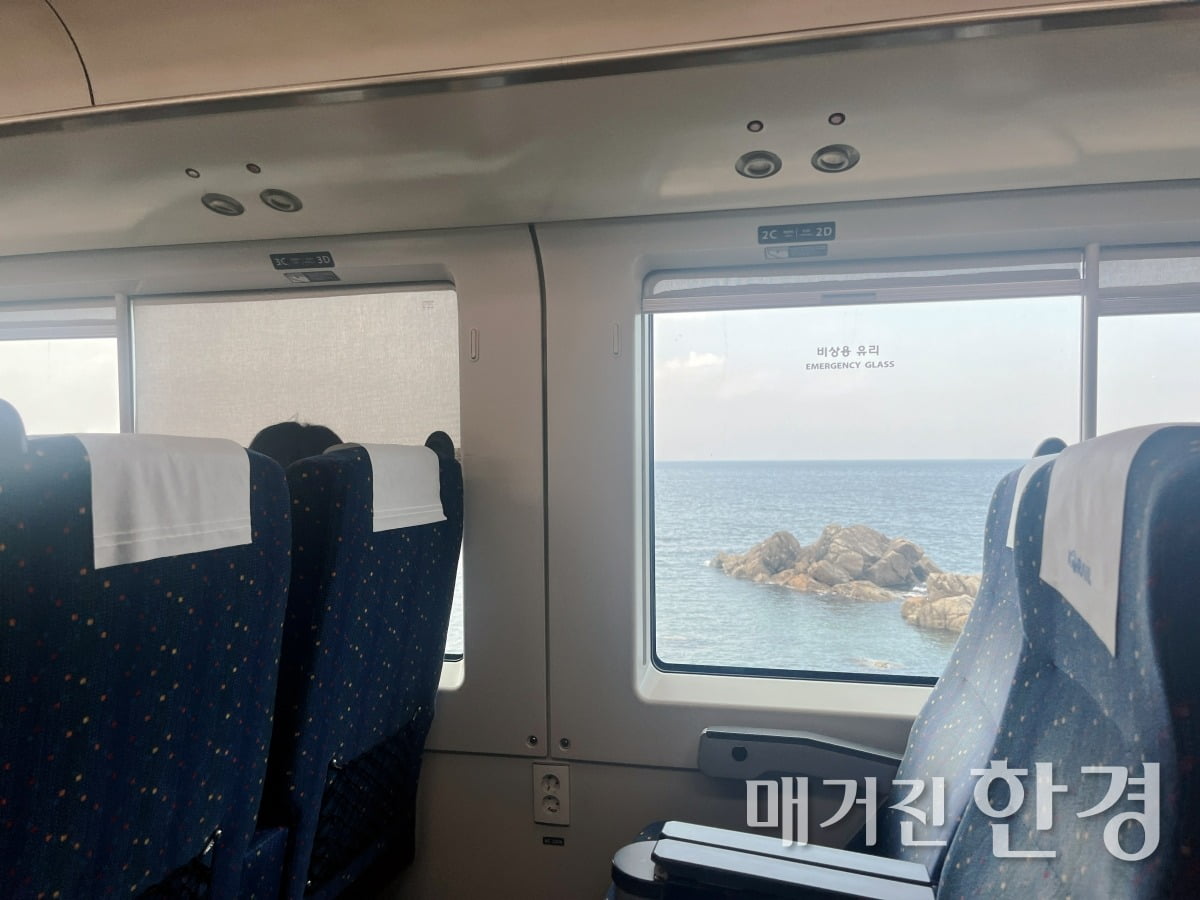 누리로 창문 너머로 보이는 동해바다