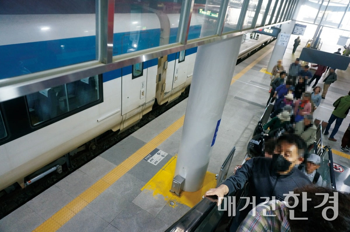동해선 누리로를 이용해 강릉역에 도착한 시민들의 모습/사진=정초원 기자