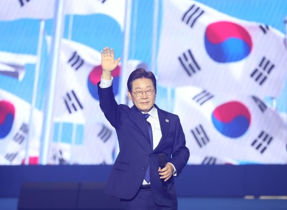 더불어민주당 이재명 대선 경선 후보가 27일 경기 고양시 킨텍스에서 열린 ‘제21대 대통령선거 후보자 선출을 위한 수도권·강원·제주 경선 및 최종 후보자 선출 대회’에서 최종 후보로 확정됐다.사진=연합뉴스
