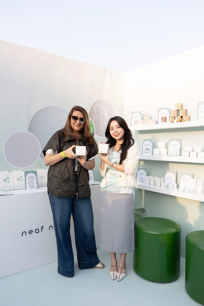 한국 유명 인플루언서 정지우의 브랜드 'Neaf Neaf'의 단독 사전 론칭 행사에 함께 한 카인드라이프의 라디카 가이 대표