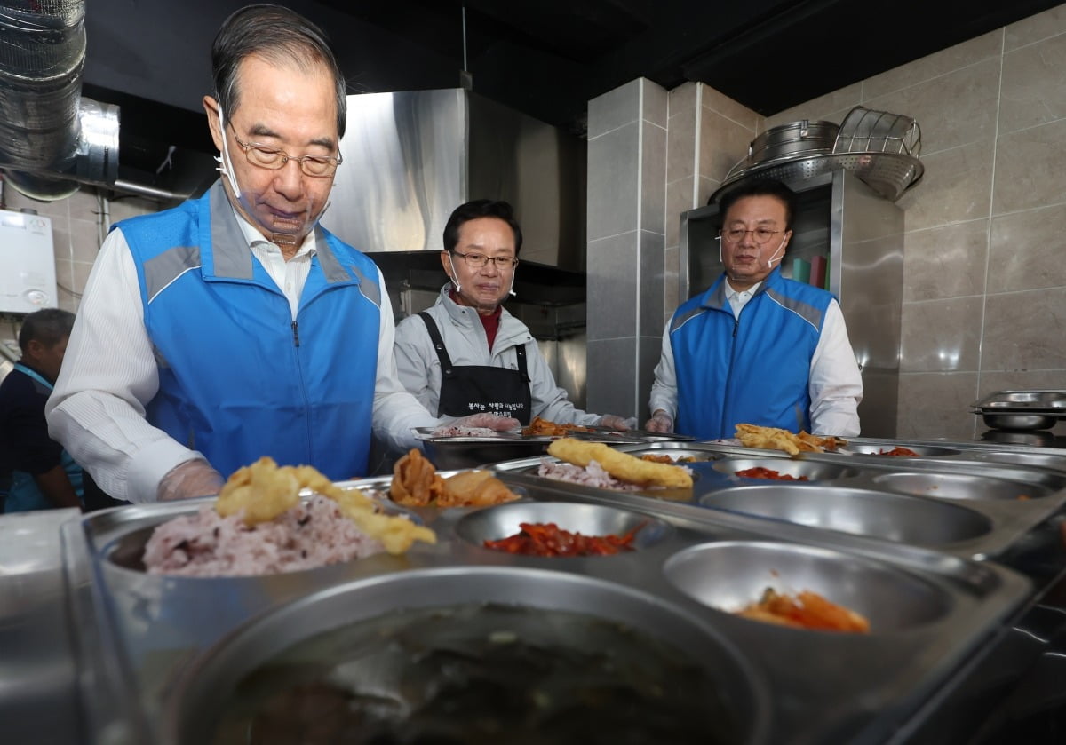 2024년 11월 19일 서울 영등포구의 한 무료급식소를 찾아 배식 봉사활동을 하는 한덕수 대통령 권한대행. 사진=연합뉴스