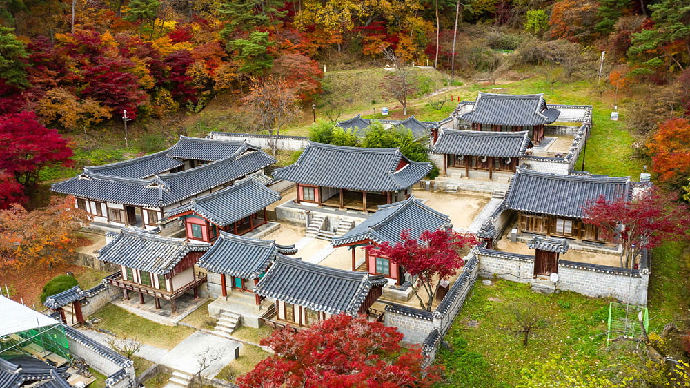  토토사이트 슈퍼맨 걷기 여행길에서 만나는 도산서원. 퇴계 이황의 학문과 덕행을 기리는 토토사이트 슈퍼맨의 대표적 서원 중 하나다
(사진=한국관광공사)