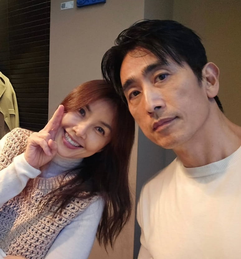 '공개 입양' 차인표♥신애라, 또 선행 나섰다…직접 식사 대접에 선물 "어려운 이웃 많아" ('동행')