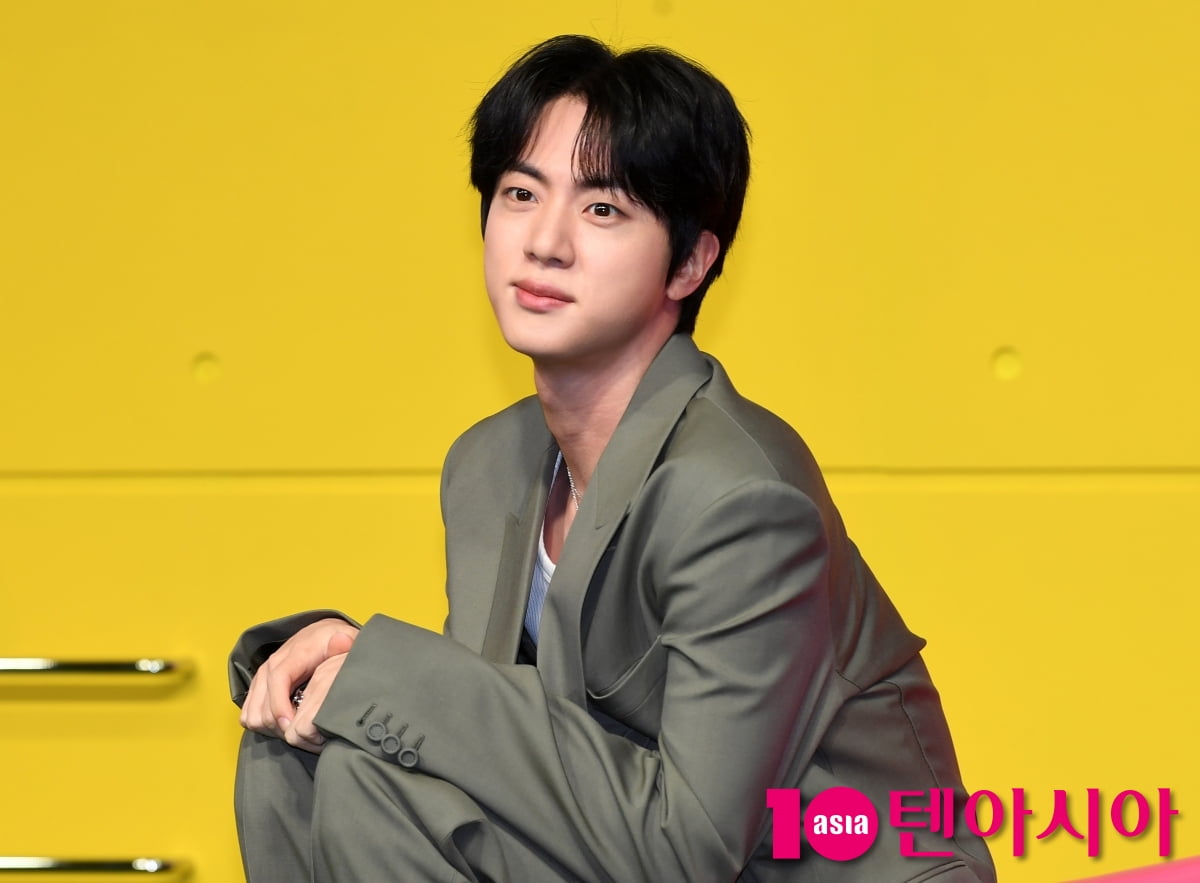 방탄소년단 진, 가만히 있어도 화보...촉촉한 눈빛[TEN포토+]