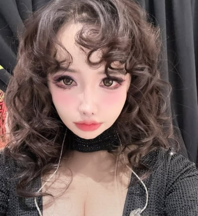 필터설 재점화 될라…박봄, 인위적인 얼굴 윤곽 셀피 또 공개
