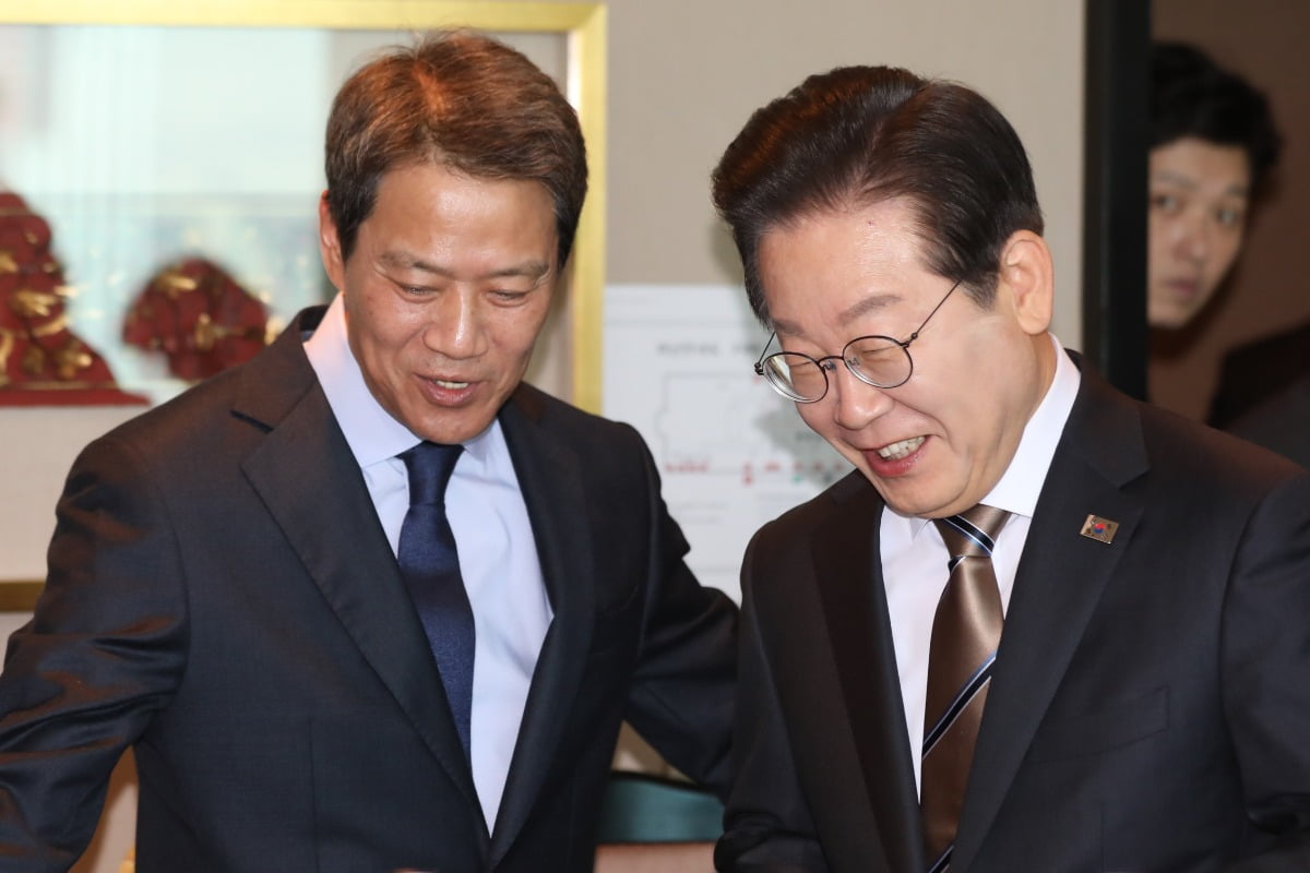 이재명 더불어민주당 대선 후보가 지난 2월 27일 서울 여의도의 한 음식점에서 임종석 전 대통령비서실장과 오찬 회동을 하고 있다. 연합뉴스