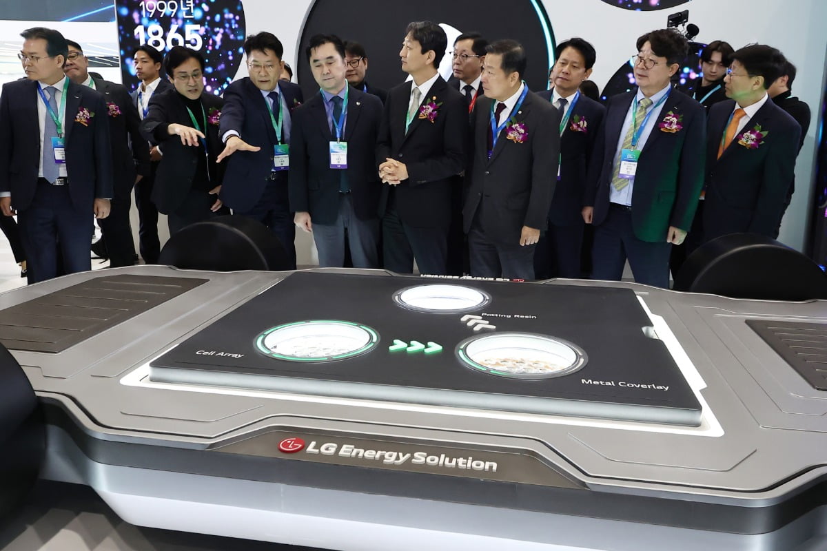 지난달 5일 서울 강남구 코엑스에서 열린 '인터배터리 2025'의 LG에너지솔루션 부스 찾은 배터리 업계 대표들. /사진=연합뉴스